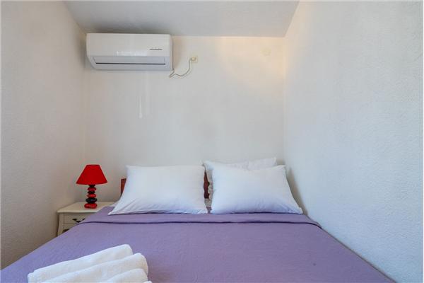 Room S1, for 2 persons