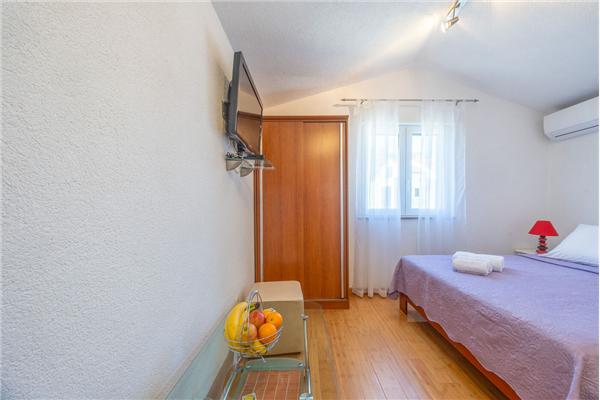 Room S1, for 2 persons