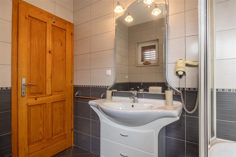 Room S1, for 3 persons