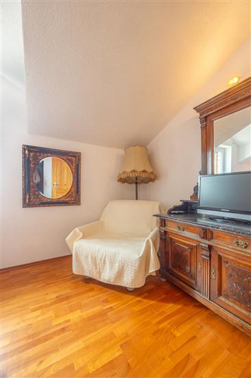 Room S1, for 3 persons