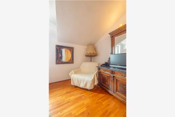 Room S1, for 3 persons