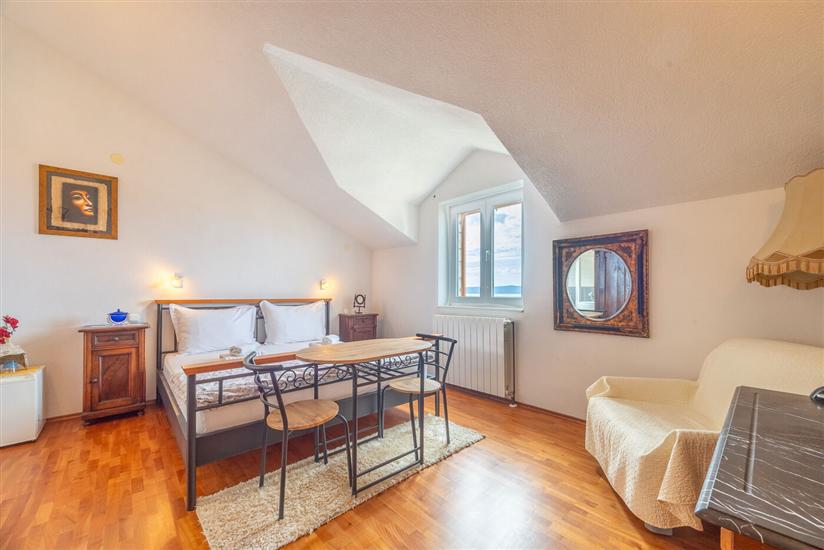 Room S1, for 3 persons