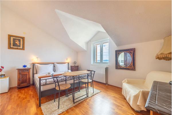 Room S1, for 3 persons