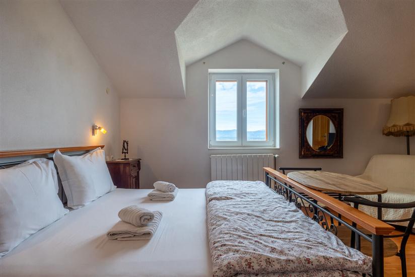 Room S1, for 3 persons