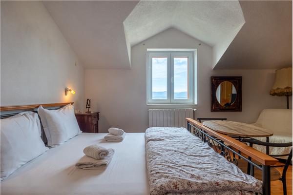 Room S1, for 3 persons