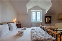 Room S1, for 3 persons