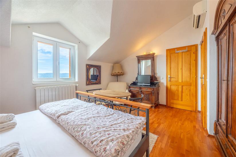 Room S1, for 3 persons