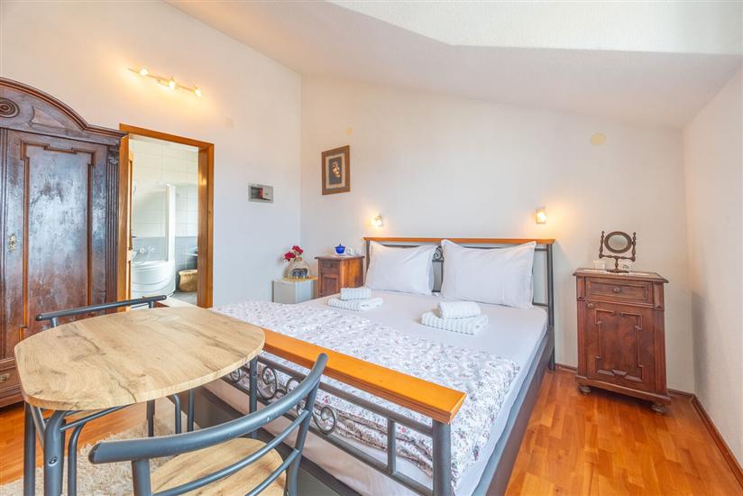 Room S1, for 3 persons