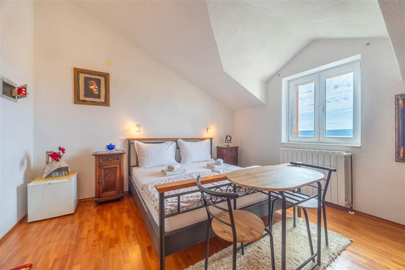 Room S1, for 3 persons