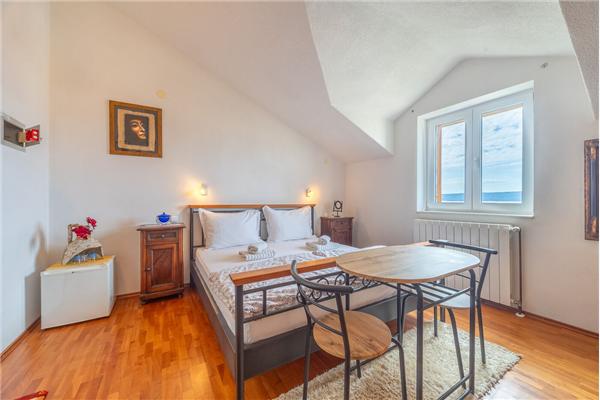 Room S1, for 3 persons