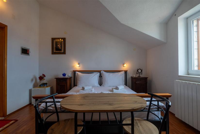 Room S1, for 3 persons