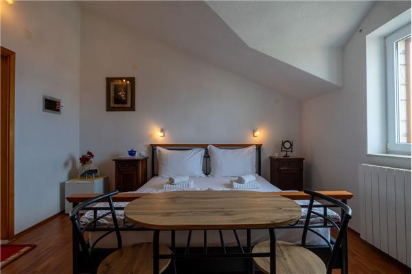 Room S1, for 3 persons