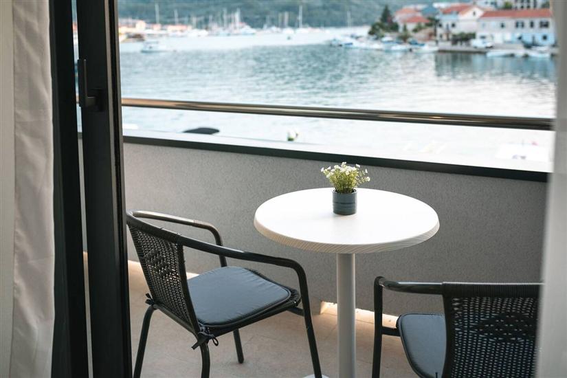 Room S1, for 2 persons