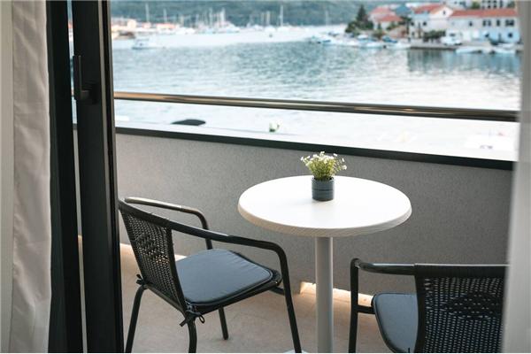 Room S1, for 2 persons