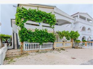 Apartment Pisacic Slatina - island Vir, Size 40.00 m2, Airline distance to the sea 200 m