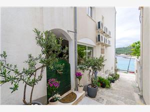 Apartments Duje Milna - island Hvar, Size 40.00 m2, Airline distance to the sea 20 m, Airline distance to town centre 50 m