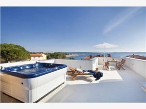 Villa Vera Novigrad, Size 227.00 m2, Airline distance to the sea 50 m, Airline distance to town centre 200 m