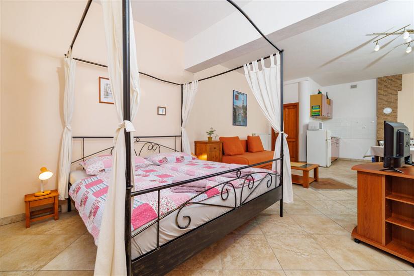 Apartment A8, for 2 persons