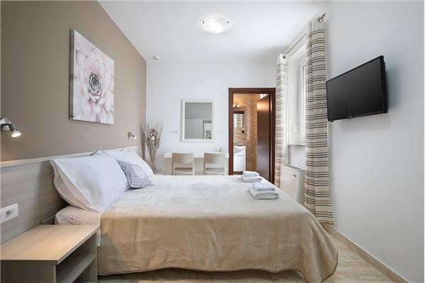 Room S1, for 2 persons