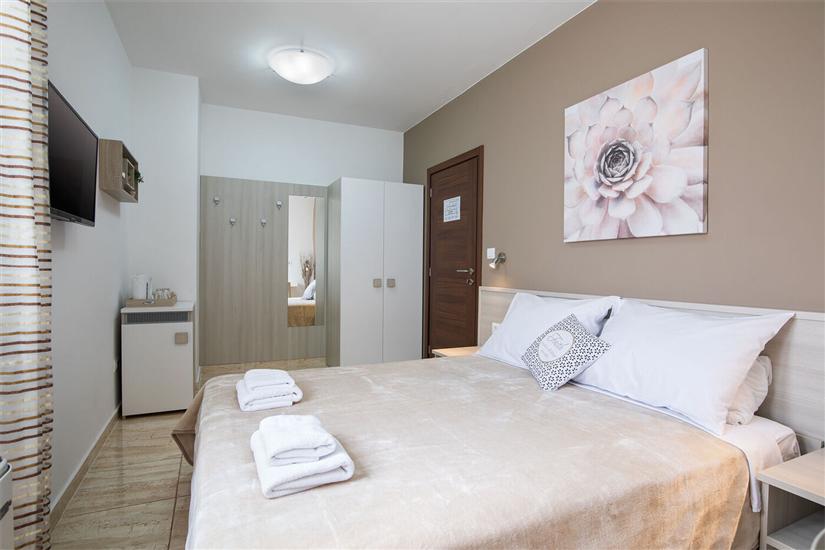 Room S1, for 2 persons