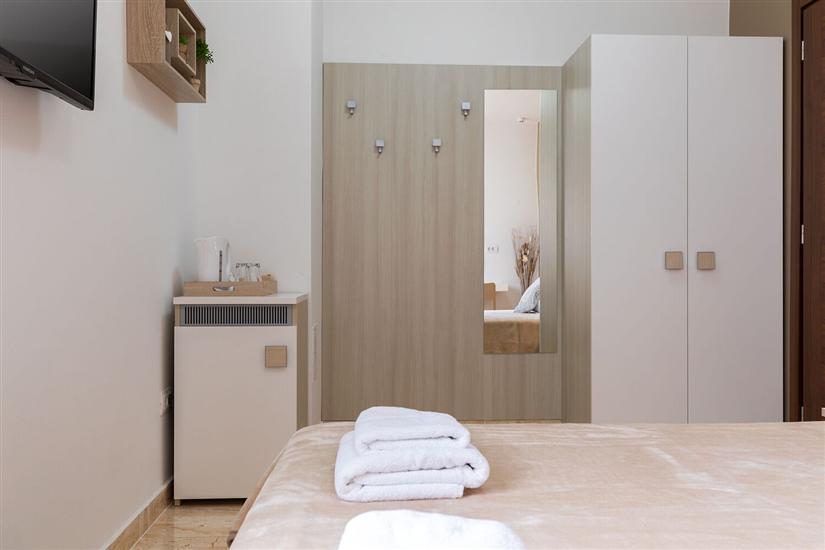 Room S1, for 2 persons