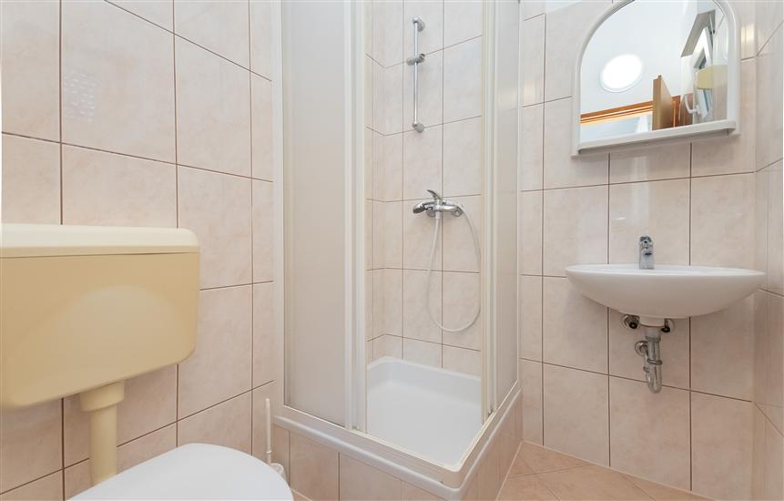 Apartment A8, for 5 persons