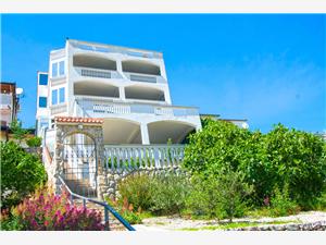 Apartments Snježa Drage, Size 40.00 m2, Airline distance to the sea 50 m, Airline distance to town centre 500 m