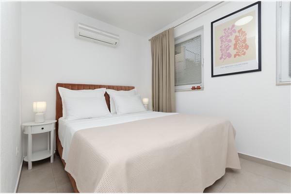 Room S1, for 2 persons