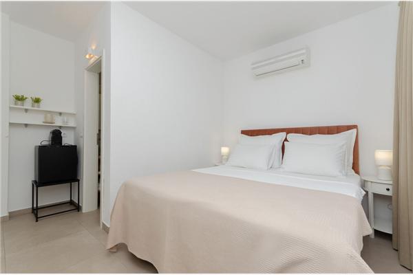 Room S1, for 2 persons