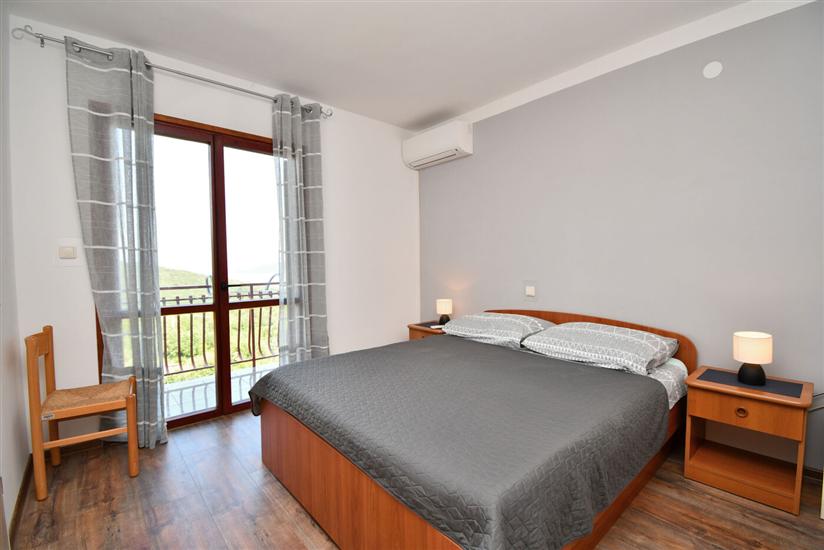 Room S1, for 2 persons