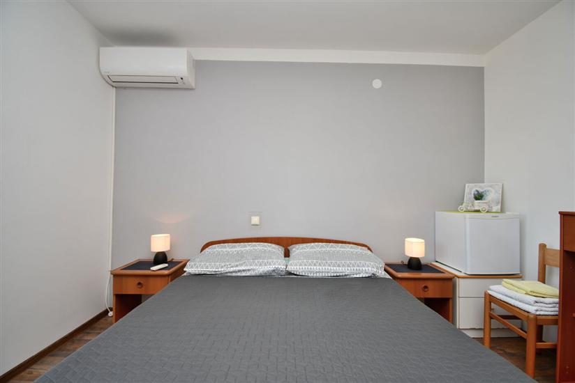 Room S1, for 2 persons