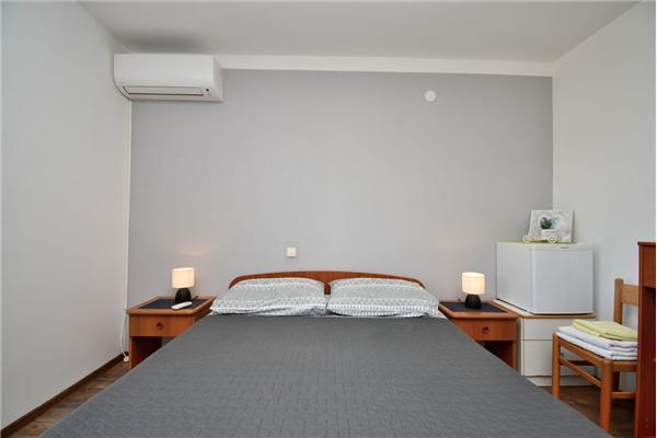 Room S1, for 2 persons