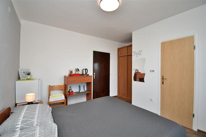 Room S1, for 2 persons