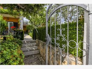 Apartment Saša Kastel Luksic, Size 70.00 m2, Airline distance to town centre 400 m