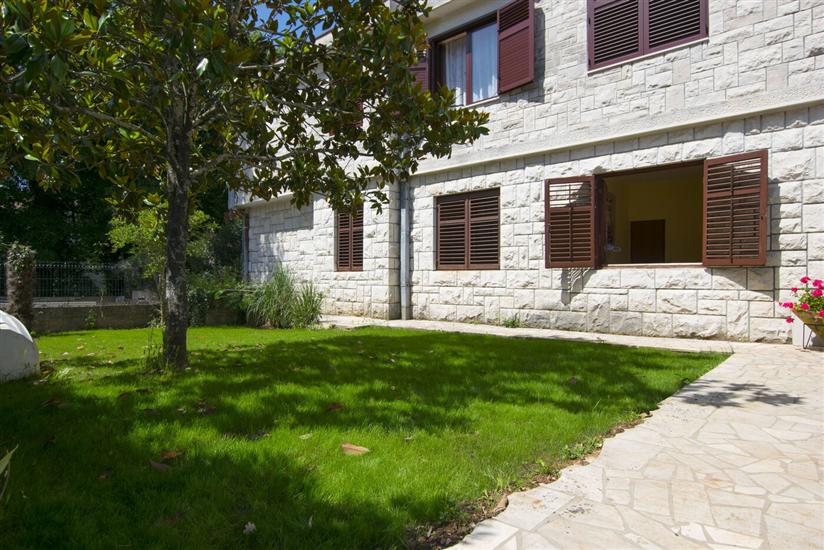 Apartments Njivice Rosulje