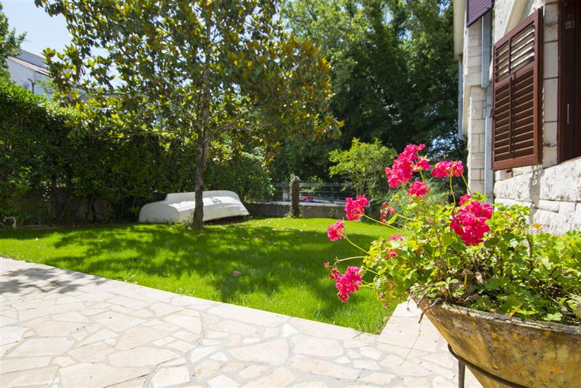 Apartments Njivice Rosulje