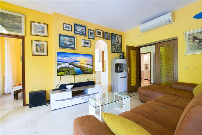 Apartment A2, for 6 persons