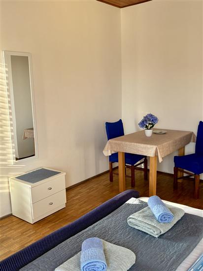 Room S1, for 2 persons