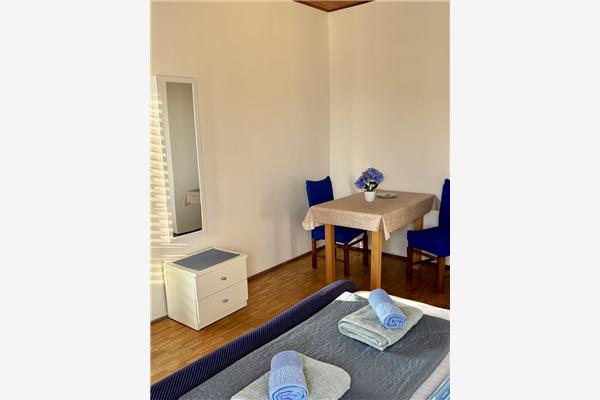 Room S1, for 2 persons