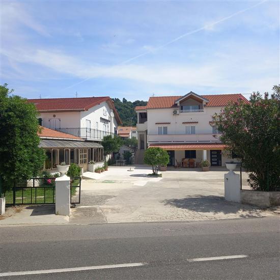 Apartments and Rooms PREKA