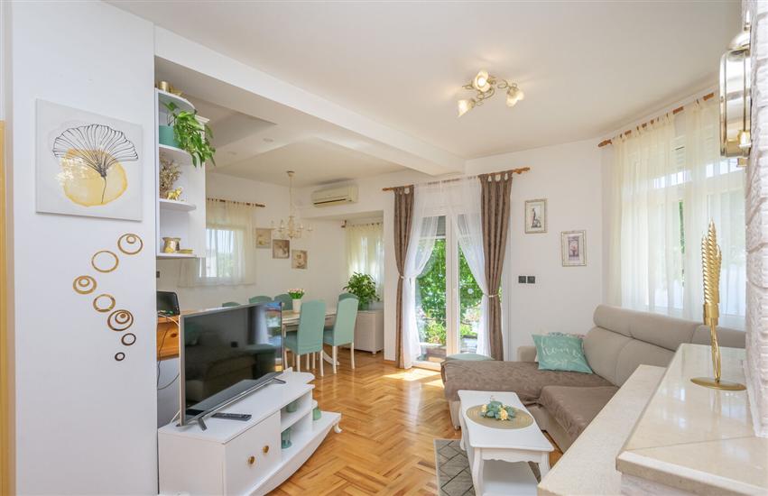 Apartment A1, for 5 persons