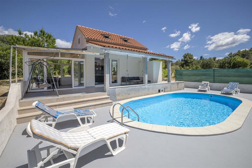 House Baras garden