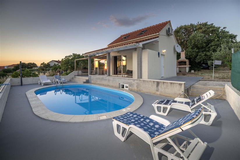 House Baras garden