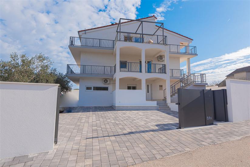 Apartmaji Villa Radelj B&B