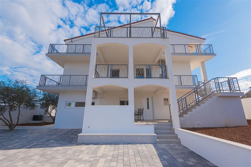 Apartmaji Villa Radelj B&B