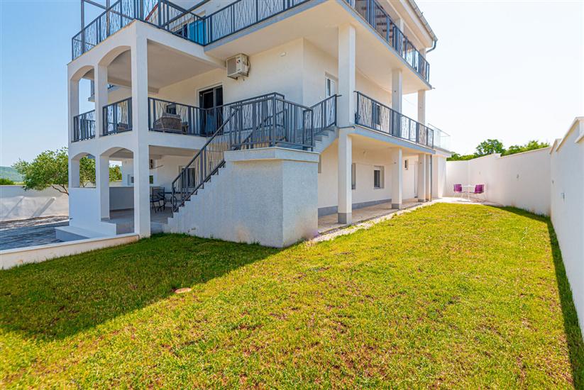 Apartmaji Villa Radelj B&B