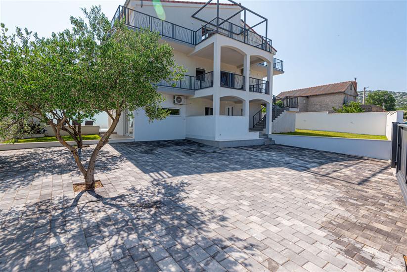 Apartmaji Villa Radelj B&B