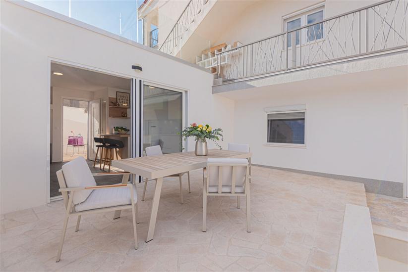 Apartmaji Villa Radelj B&B
