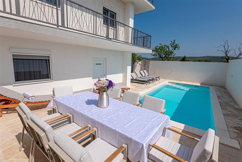 Apartmaji Villa Radelj B&B