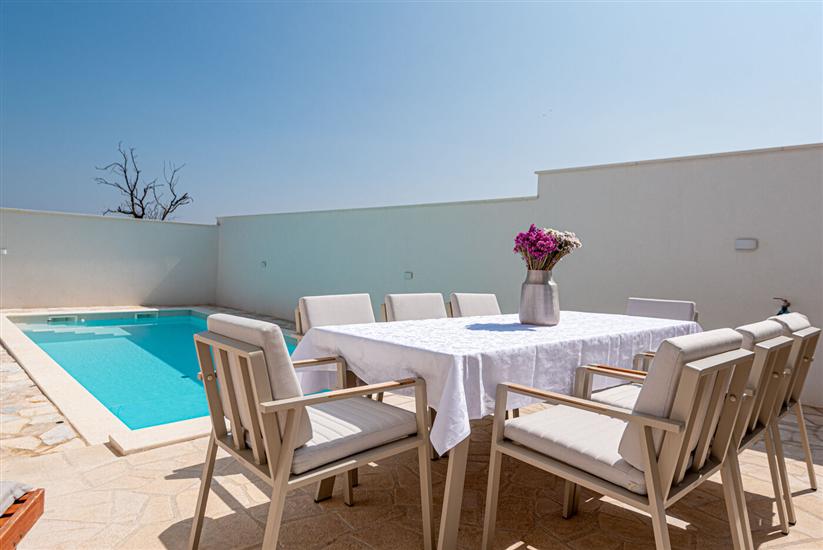 Apartmaji Villa Radelj B&B